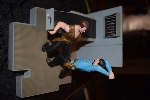 * Star Trek Enterprise Classic - Cold Cast Diorama mit Cpt.Kirk und Mr. Spock im Paralelluniversum