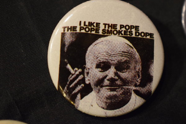 * I Like The Pope The Pope Smokes Dope BUTTON ANSTECKPIN groß