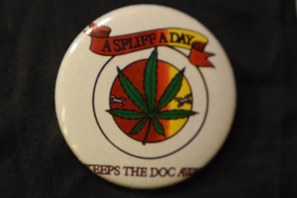 * A Spliff A Day FREE Weed BUTTON ANSTECKPIN groß