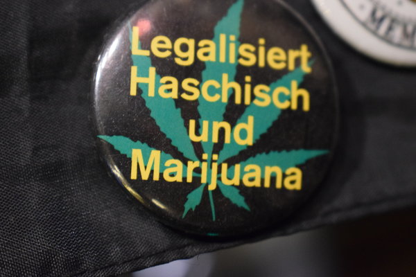 * Legalisiert Haschisch und Marijuana BUTTON ANSTECKPIN groß