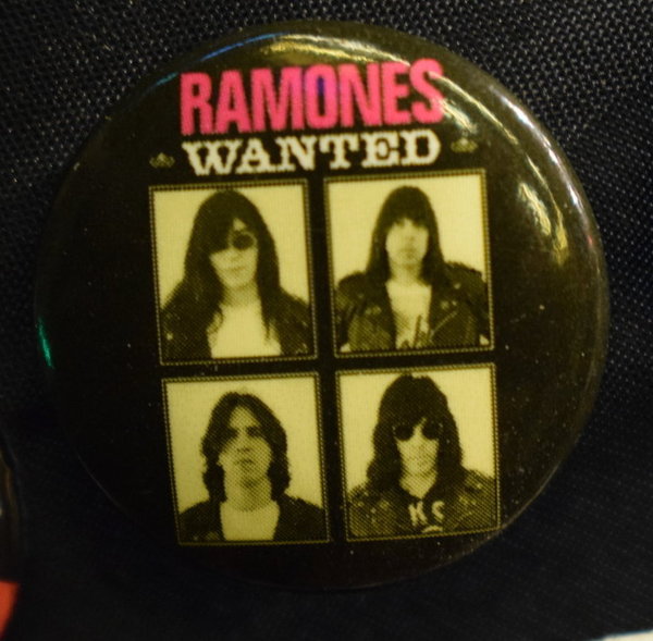 Ramones ! UNDER CONSTRUCTION ! BUTTON ANSTECKPIN 2