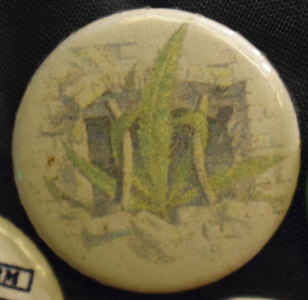 Free the Weed ! UNDER CONSTRUCTION ! BUTTON ANSTECKPIN 2