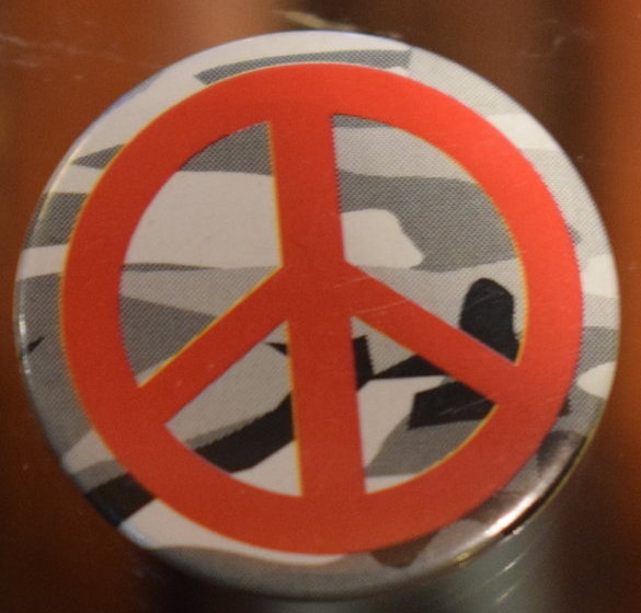 Peace Army ! UNDER CONSTRUCTION ! BUTTON ANSTECKPIN Kunststoff